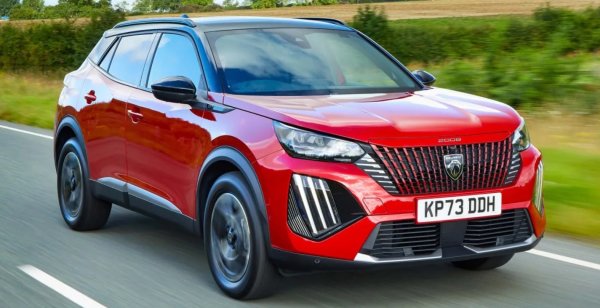 Отвъд елегантния екстериор - Peugeot 2008 е механично идентичен с Opel Mokka . Това означава, че получавате същите опции за двигател, включително изцяло електрическо задвижване.

Въпреки че са толкова тясно свързани, двете коли имат различни характери. Като за начало, Peugeot с меко окачване предлага повече комфорт и малко по-привлекателно управление.

Вътре е добре проектиран, но оформлението на таблото на i-Cockpit няма да подхожда на всички шофьори. Peugeot обаче отвръща на удара със своята система Grip Control, която помага да вдъхне увереност при хлъзгави условия.